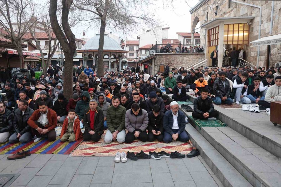 Konya’da Bayram Namazında Camiler Doldu