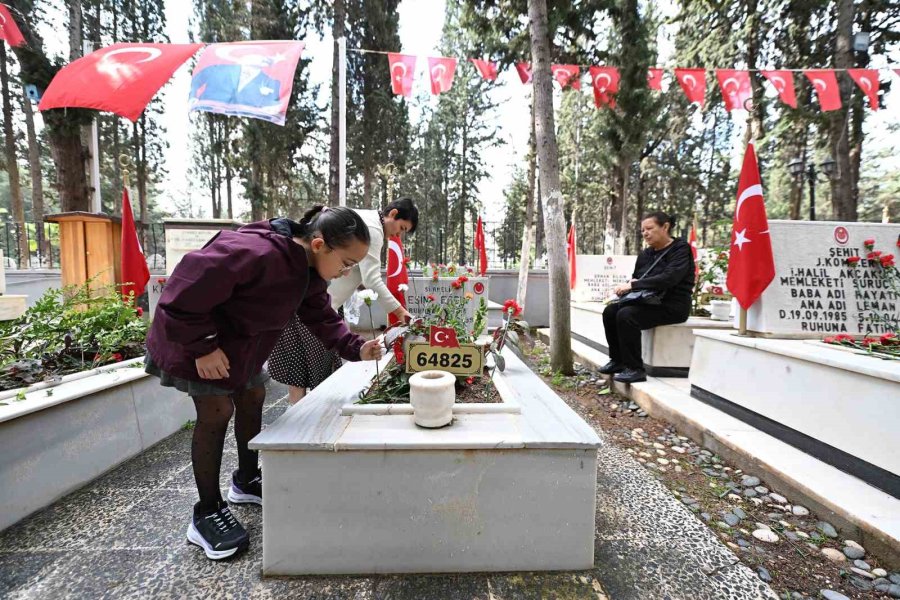 Mersin’de Bayramda Mezarlıklarda Vatandaşlar Yalnız Bırakılmıyor