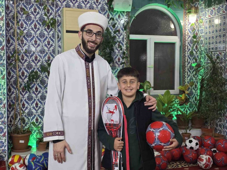 Camiye Gelen Çocuklar Çifte Bayram Yaptı