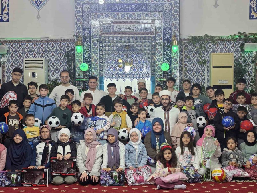 Camiye Gelen Çocuklar Çifte Bayram Yaptı