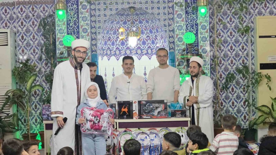 Camiye Gelen Çocuklar Çifte Bayram Yaptı