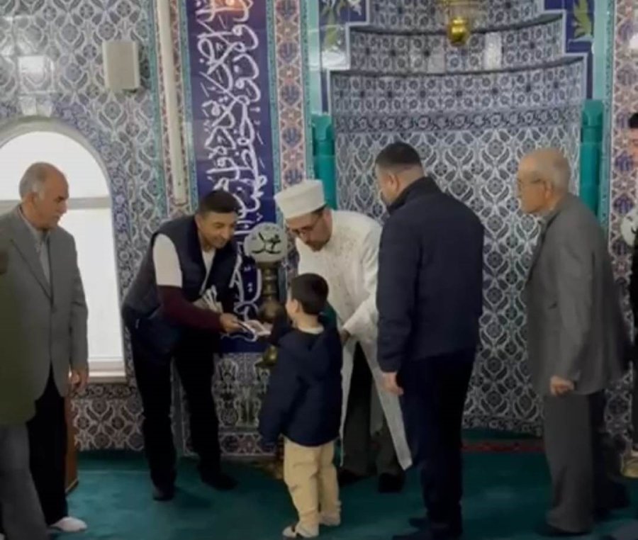 Anamur’da Bayram Namazı Sonrası Çocuklara Harçlık Dağıtıldı