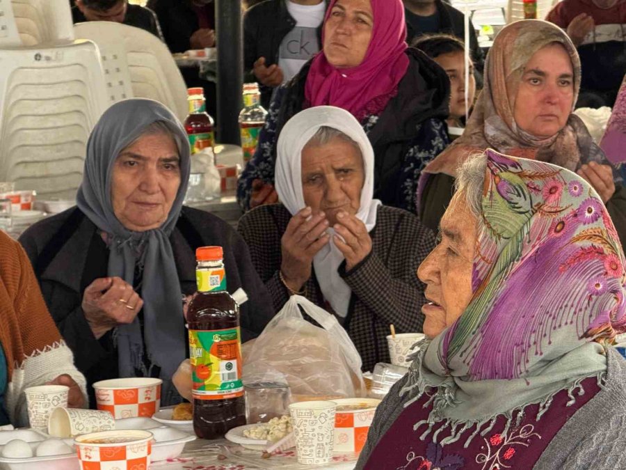 Gelenek Sürüyor: Tüm Mahalle Bir Araya Gelerek Bayramı Kutladı