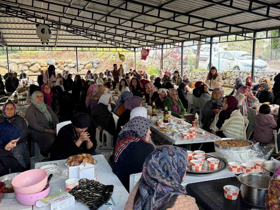 Gelenek Sürüyor: Tüm Mahalle Bir Araya Gelerek Bayramı Kutladı