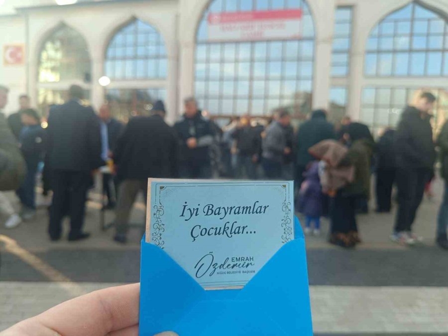 Bayram Namazında Çocuklara Harçlık Sürprizi