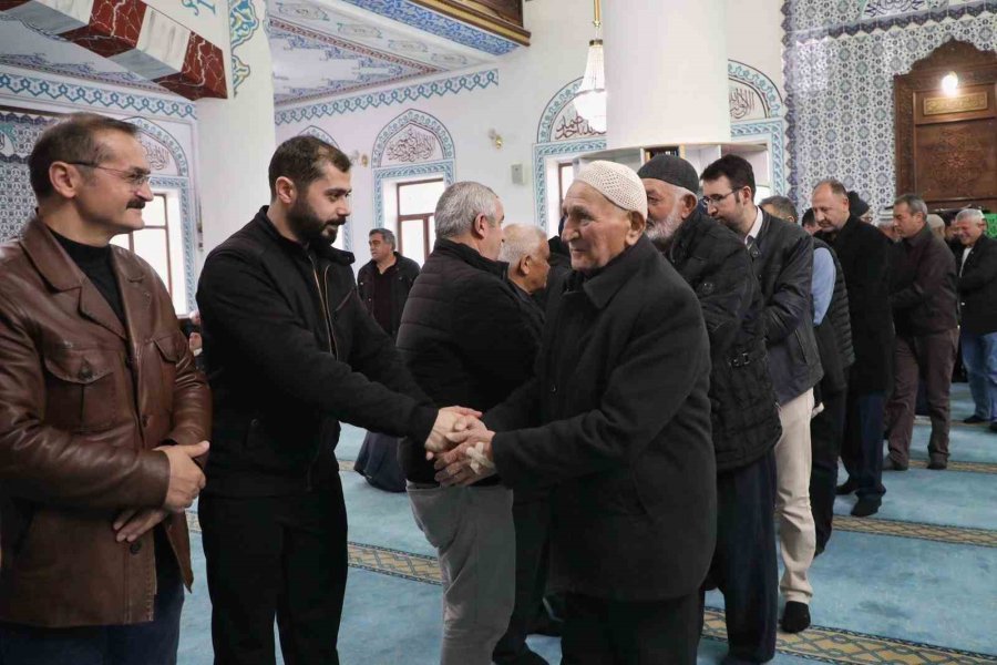 Niğde’de Bayram Namazı Sonrası Bayramlaşma