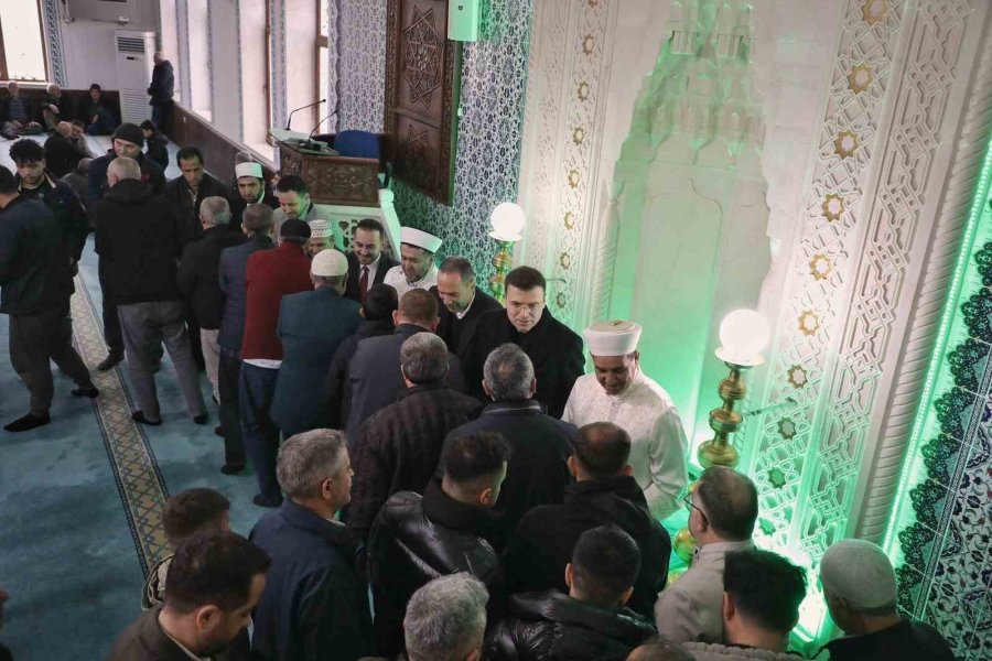 Niğde’de Bayram Namazı Sonrası Bayramlaşma