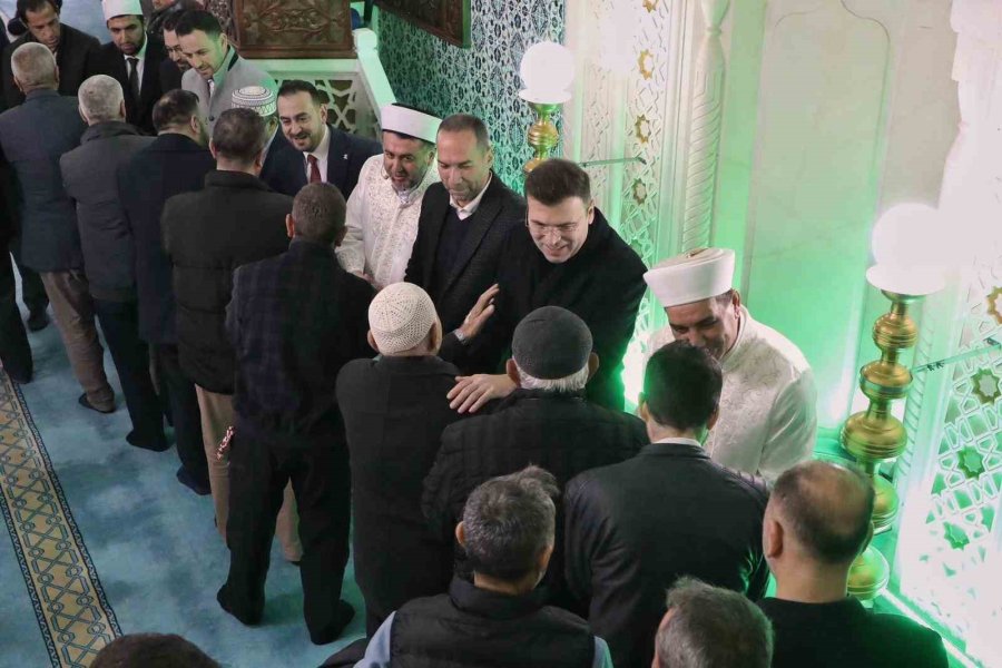 Niğde’de Bayram Namazı Sonrası Bayramlaşma