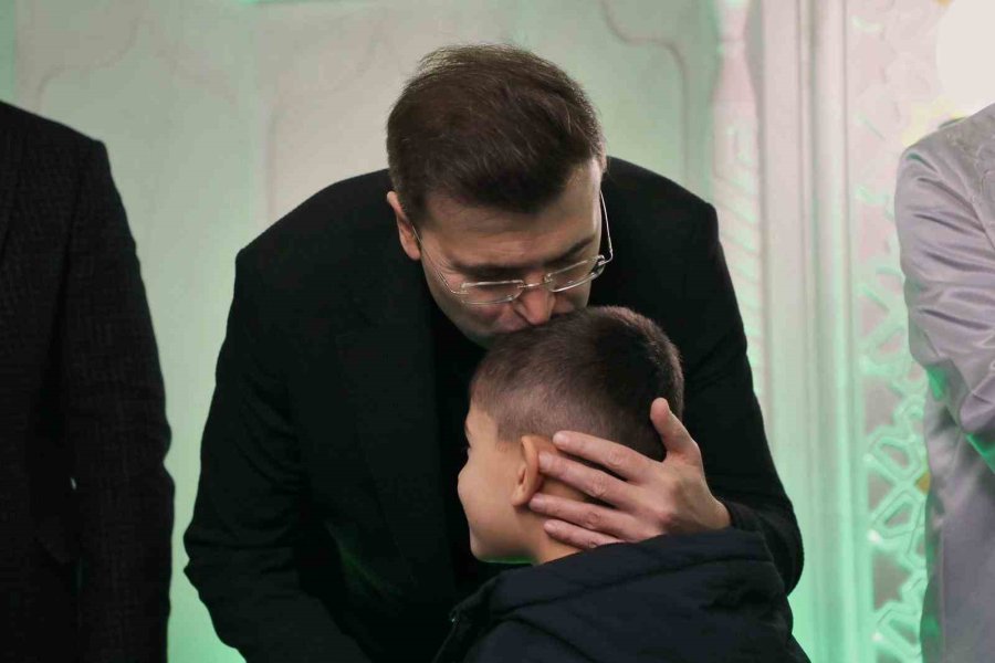 Niğde’de Bayram Namazı Sonrası Bayramlaşma