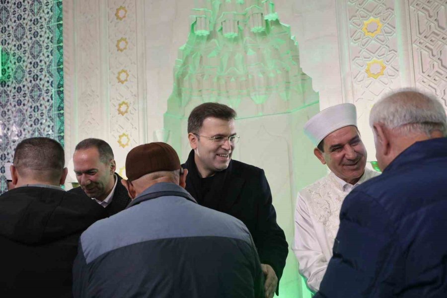 Niğde’de Bayram Namazı Sonrası Bayramlaşma