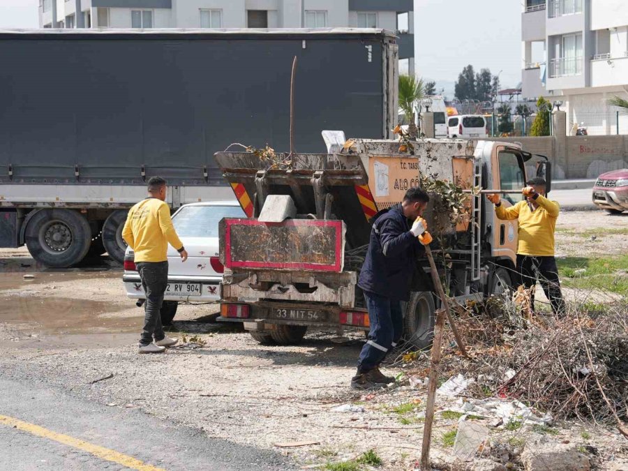 Tarsus’ta Bayram Öncesinden Başlatılan Temizlik Ve İlaçlama Çalışmaları Sürüyor