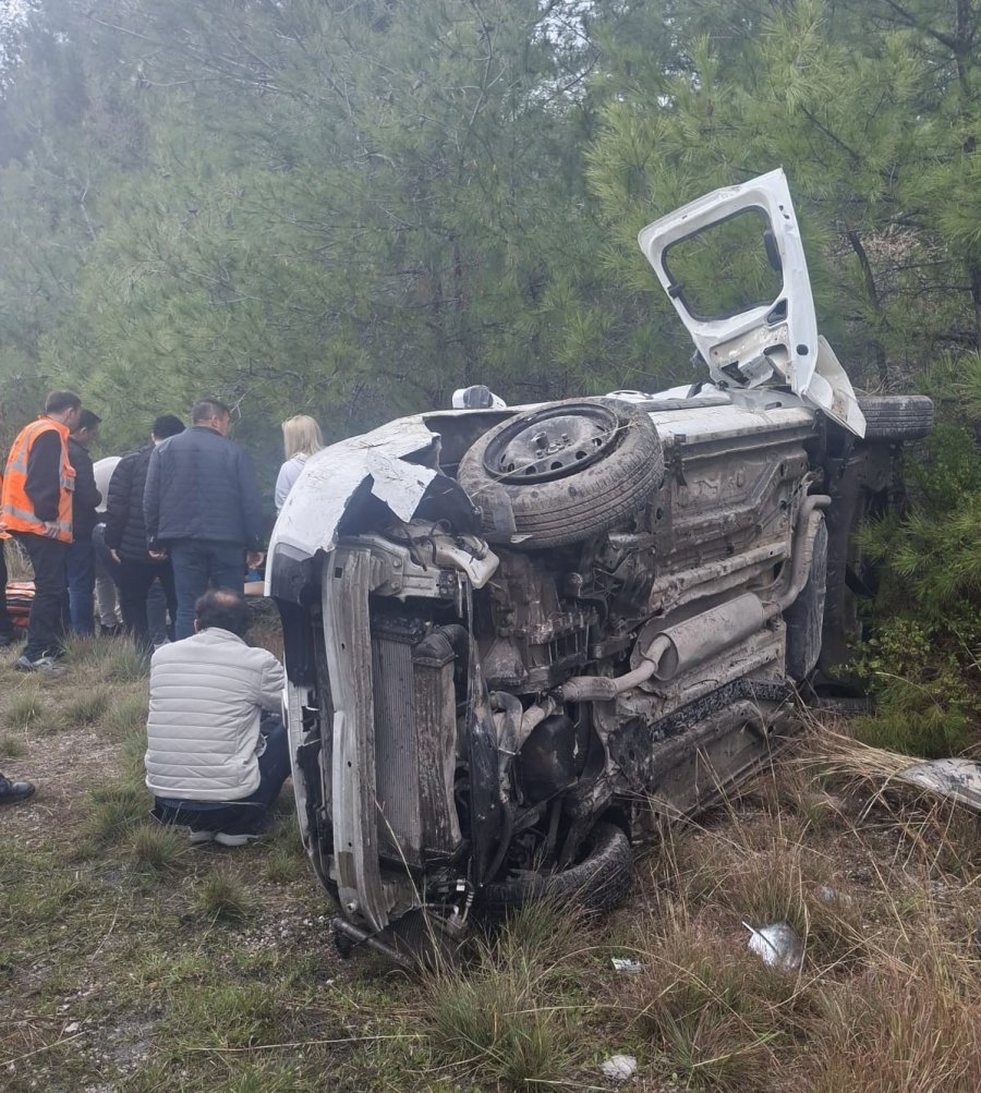 Akseki-manavgat Karayolunda Hafif Ticari Araç Şarampole Devrildi: 1’i Ağır 6 Yaralı