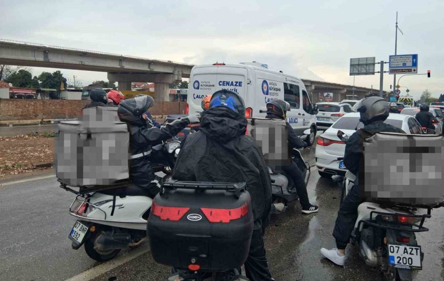 Motokurye Feci Kazada Hayatını Kaybetti, Son Yolculuğuna Meslektaşları Konvoyla Uğurladı