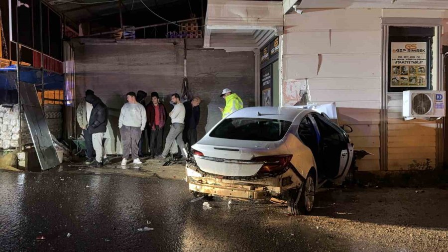 Gazipaşa’da Otomobil İş Yerine Girdi: 3 Yaralı