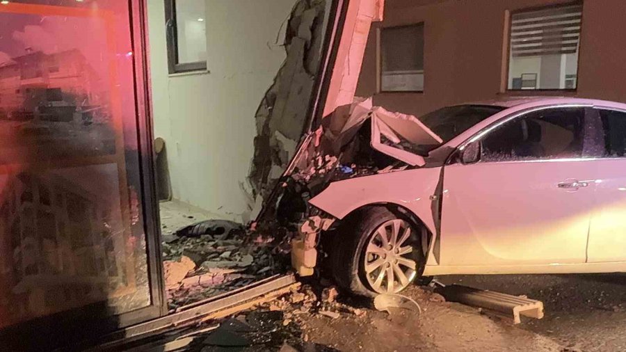 Gazipaşa’da Otomobil İş Yerine Girdi: 3 Yaralı