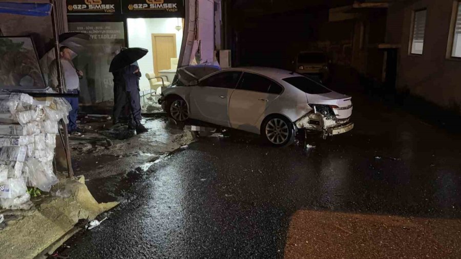 Gazipaşa’da Otomobil İş Yerine Girdi: 3 Yaralı