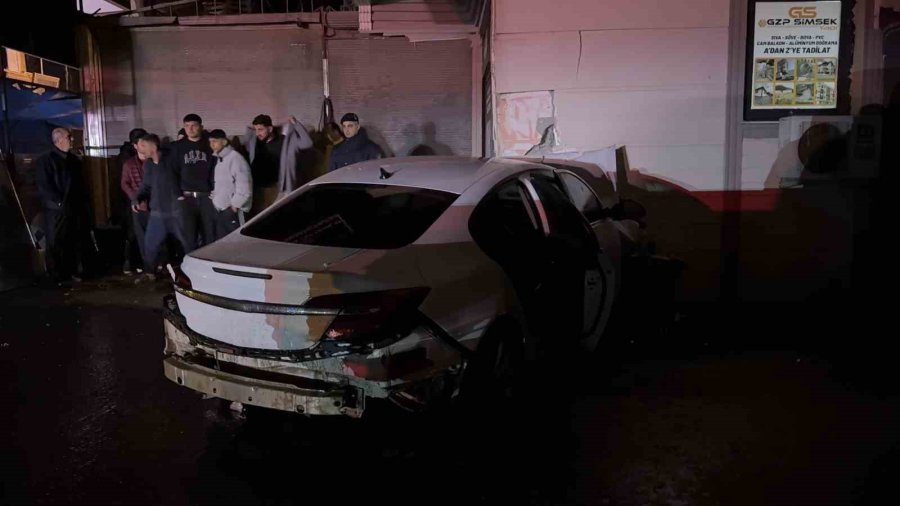Gazipaşa’da Otomobil İş Yerine Girdi: 3 Yaralı