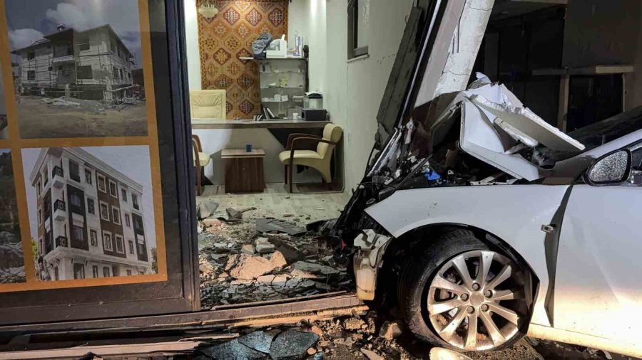 Gazipaşa’da Otomobil İş Yerine Girdi: 3 Yaralı