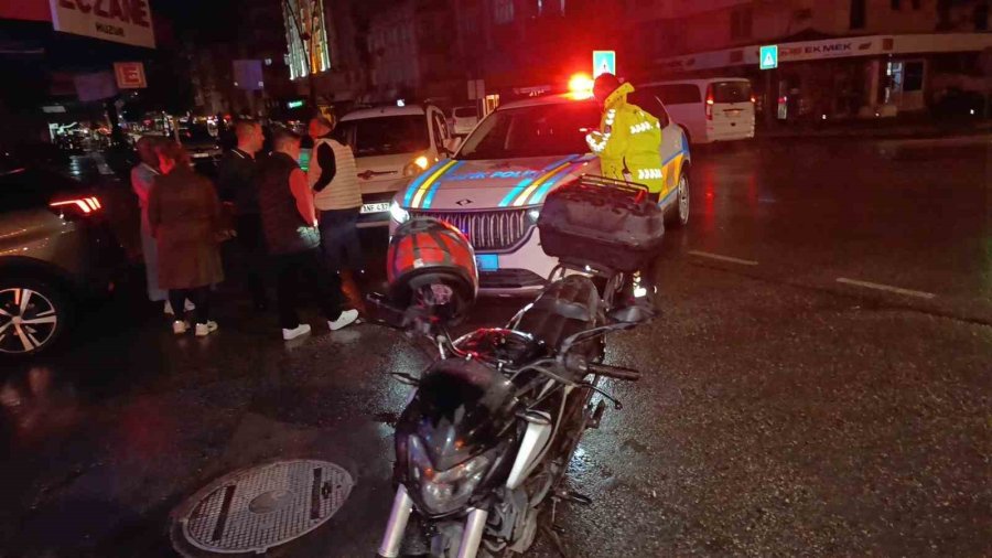 Otomobil İle Motosikletin Çarpışma Anı Kamerada: 1 Yaralı