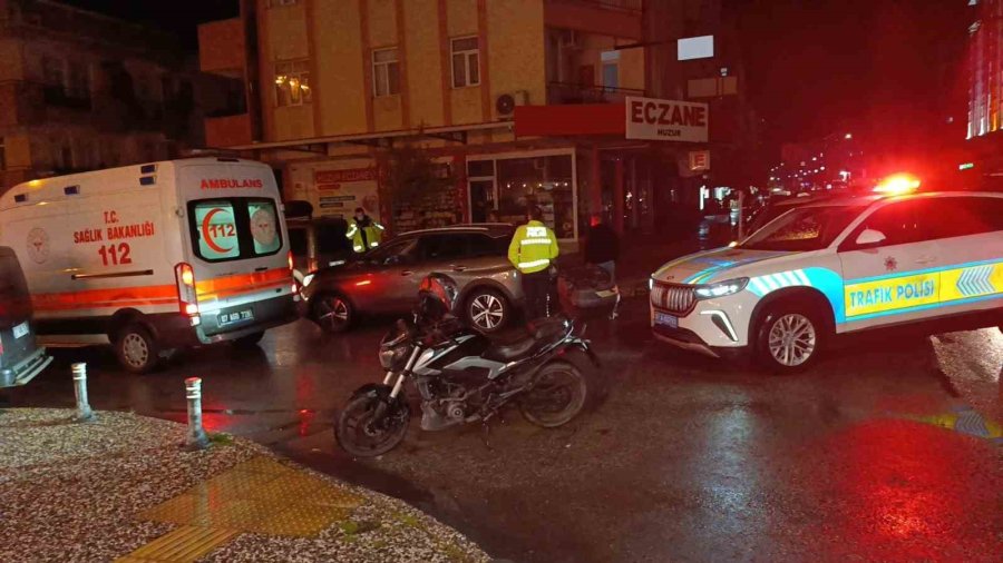 Otomobil İle Motosikletin Çarpışma Anı Kamerada: 1 Yaralı