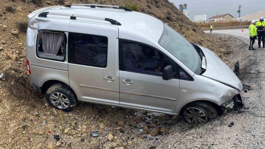 Kontrolden Çıkan Hafif Ticari Araç Şarampole Savruldu: 1 Yaralı