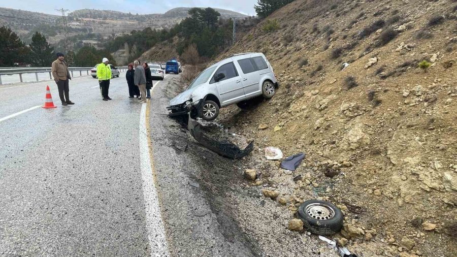 Kontrolden Çıkan Hafif Ticari Araç Şarampole Savruldu: 1 Yaralı