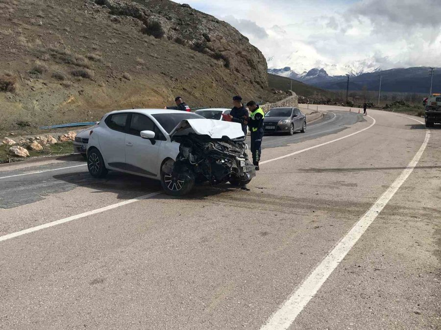 Otomobil Park Halindeki Araca Çarptıktan Sonra Şarampole Uçtu: 2 Yaralı