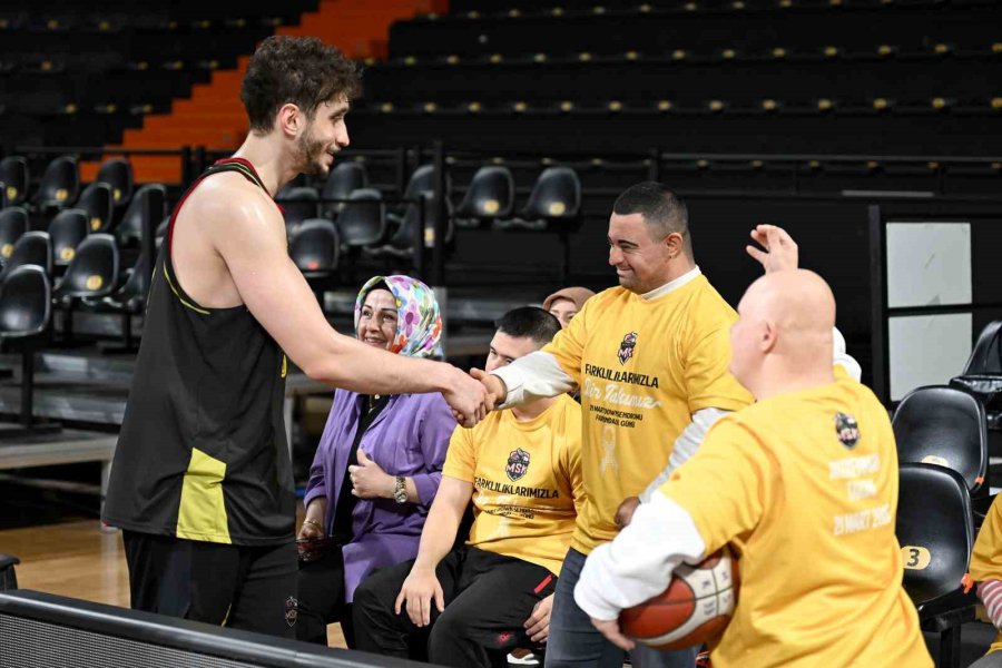 Down Sendromlu Çocuklar Mersin Spor Kulübü İle Aynı Sahada Buluştu