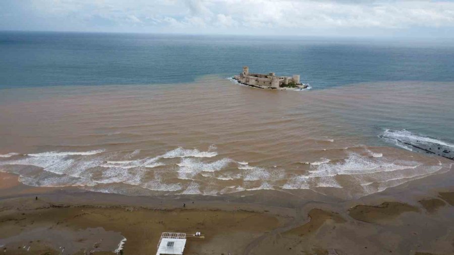 Akdeniz’e Akan Sel Suları Kızkalesi Çevresini Kahverengiye Bürüdü