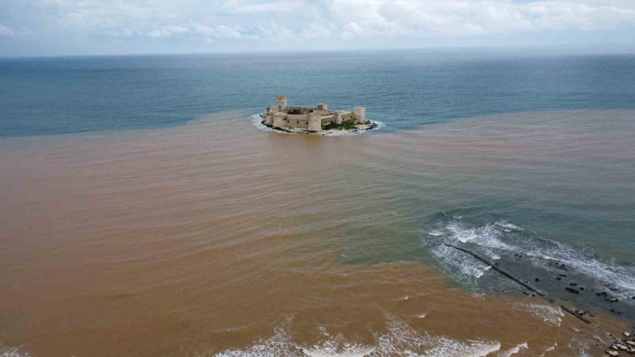 Akdeniz’e Akan Sel Suları Kızkalesi Çevresini Kahverengiye Bürüdü