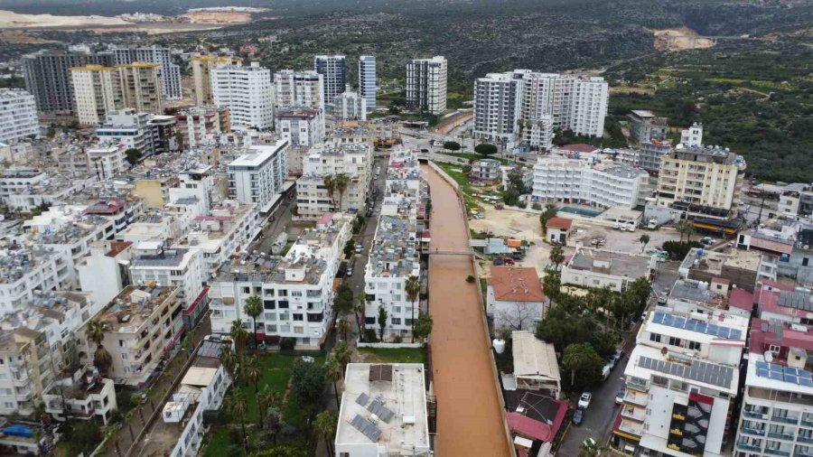 Akdeniz’e Akan Sel Suları Kızkalesi Çevresini Kahverengiye Bürüdü