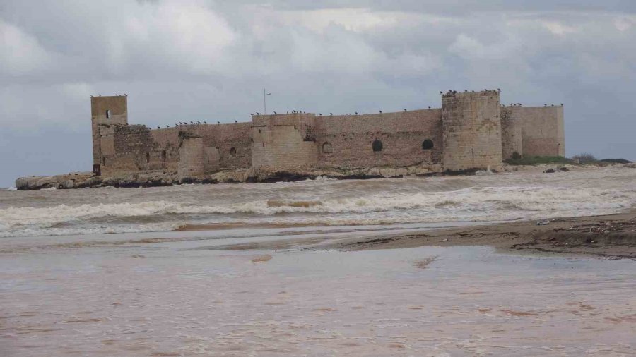 Akdeniz’e Akan Sel Suları Kızkalesi Çevresini Kahverengiye Bürüdü