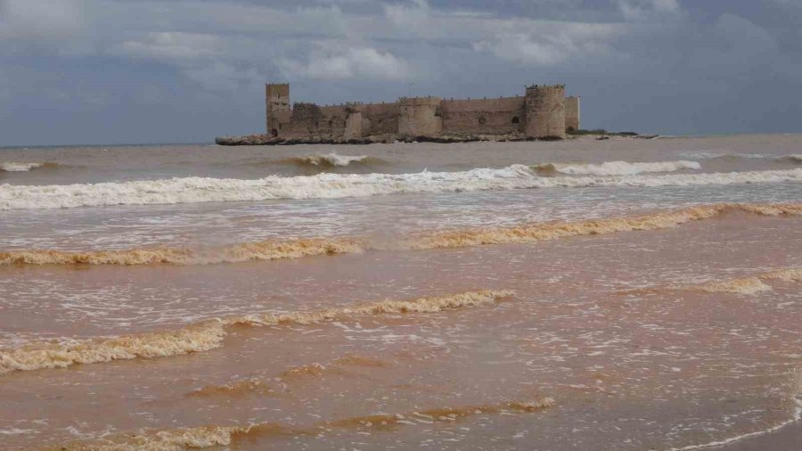 Akdeniz’e Akan Sel Suları Kızkalesi Çevresini Kahverengiye Bürüdü