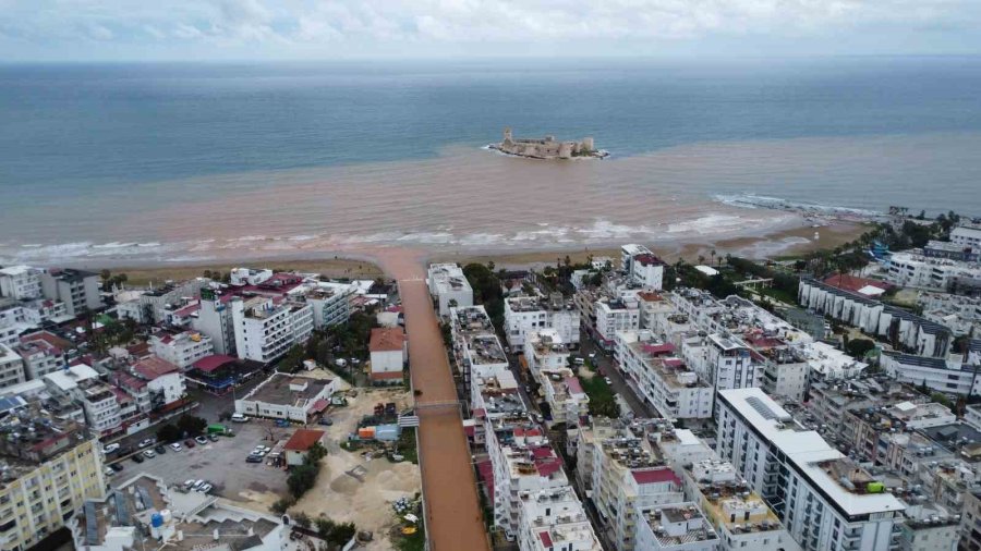 Akdeniz’e Akan Sel Suları Kızkalesi Çevresini Kahverengiye Bürüdü