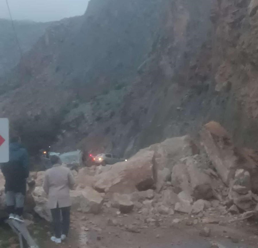 Mersin-antalya Karayolunda Heyelan: Yol Trafiğe Kapandı, 1 Yaralı