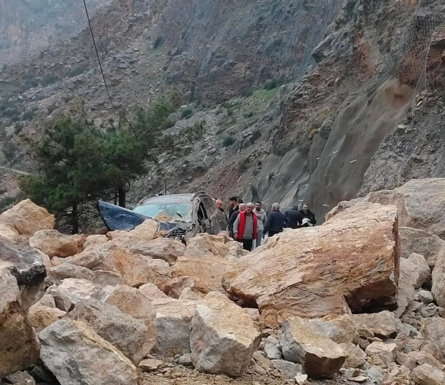 Mersin-antalya Karayolunda Heyelan: Yol Trafiğe Kapandı, 1 Yaralı