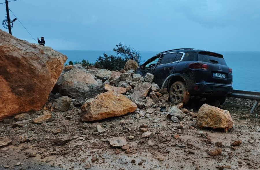 Mersin-antalya Karayolunda Heyelan: Yol Trafiğe Kapandı, 1 Yaralı