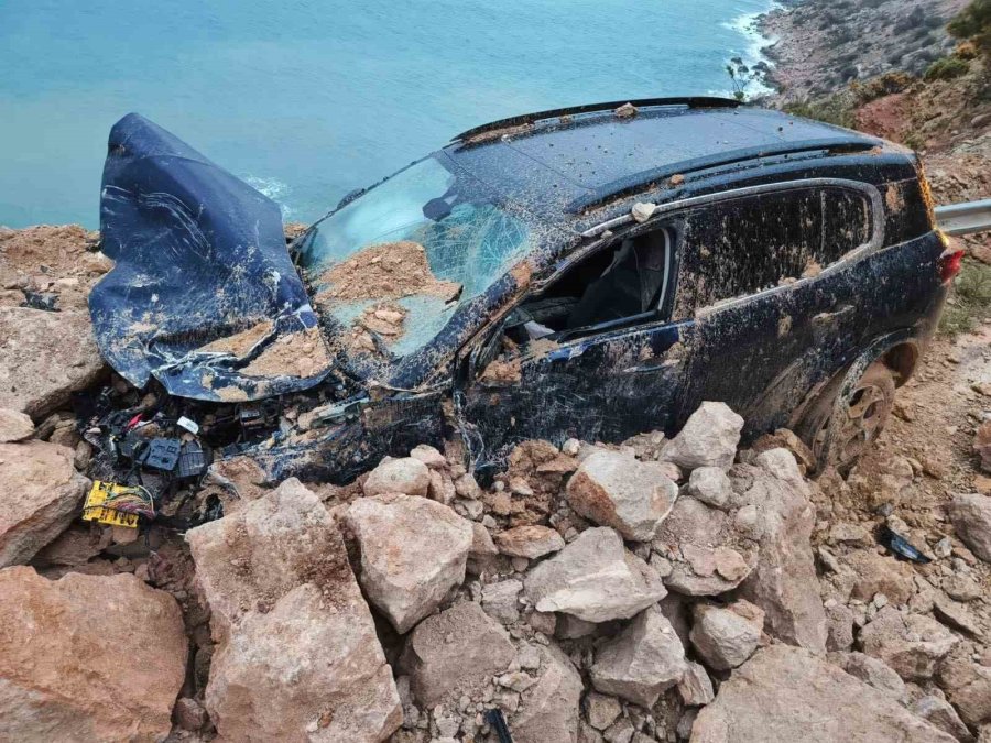 Mersin-antalya Karayolunda Heyelan: Yol Trafiğe Kapandı, 1 Yaralı