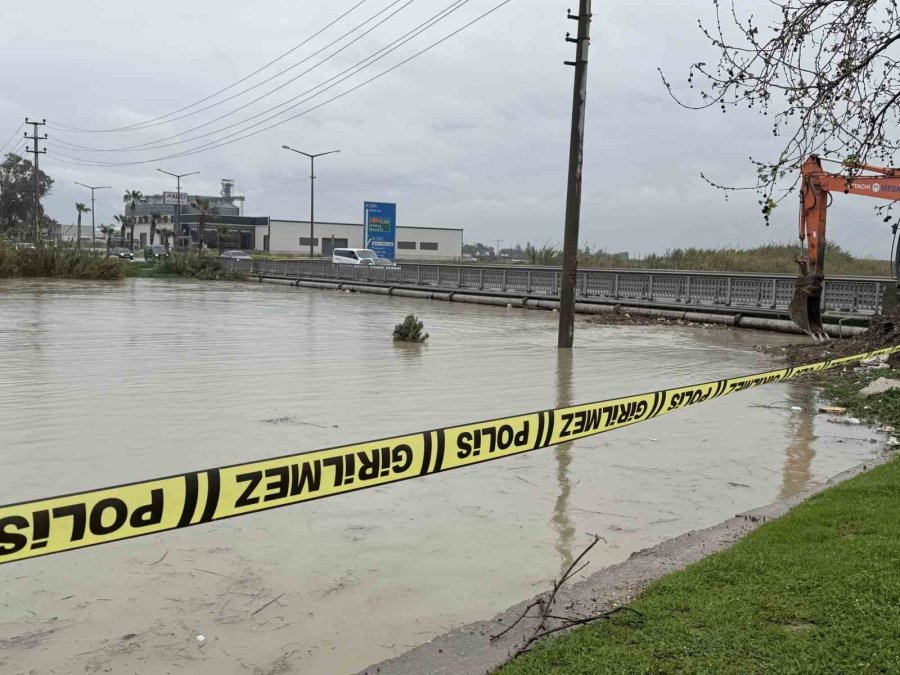 Berdan Irmağı’nda Alarm, Su Seviyesi Köprüye Dayandı
