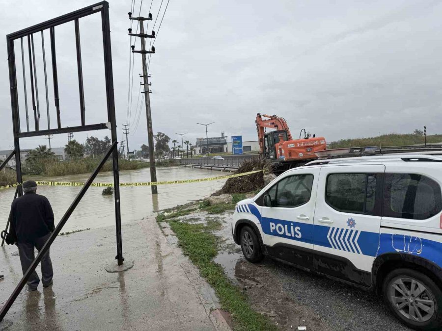 Berdan Irmağı’nda Alarm, Su Seviyesi Köprüye Dayandı