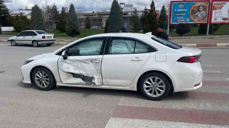 Karaman’da Otomobille Çarpışan Hafif Ticari Aracın Devrilmesi Kameraya Yansıdı: 2 Yaralı