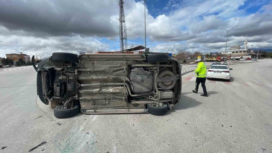Karaman’da Otomobille Çarpışan Hafif Ticari Aracın Devrilmesi Kameraya Yansıdı: 2 Yaralı