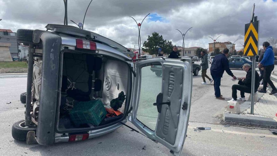 Karaman’da Otomobille Çarpışan Hafif Ticari Aracın Devrilmesi Kameraya Yansıdı: 2 Yaralı