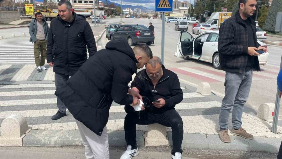 Karaman’da Otomobille Çarpışan Hafif Ticari Aracın Devrilmesi Kameraya Yansıdı: 2 Yaralı