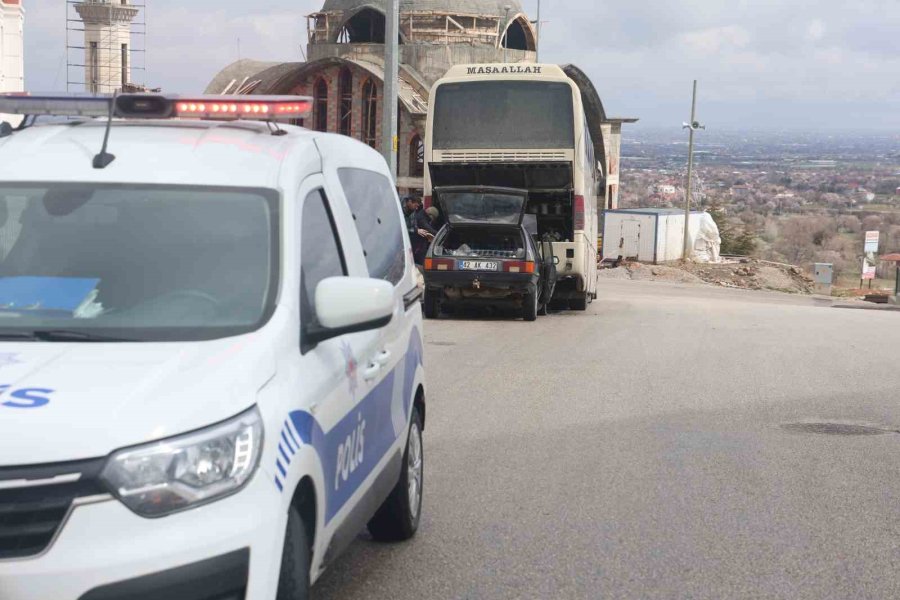 Otomobil Park Halindeki Otobüse Çarptı: 1 Yaralı