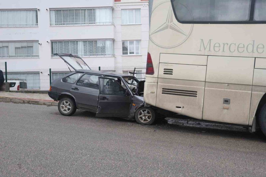 Otomobil Park Halindeki Otobüse Çarptı: 1 Yaralı