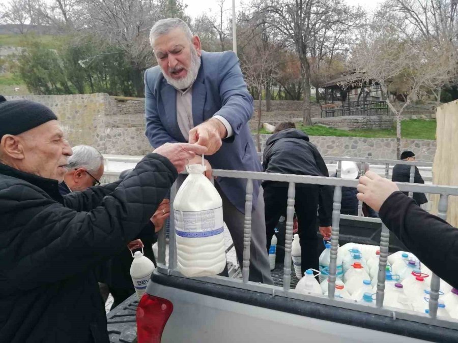 Karapınar’da Gönülleri Isıtan Dayanışma: 20 Ton Sütü Ücretsiz Dağıttı