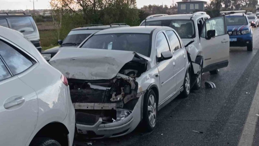 Kırmızı Işıkta Bekleyen Araçlara Çarpıp Olay Yerinden Ayrıldı: 4 Yaralı
