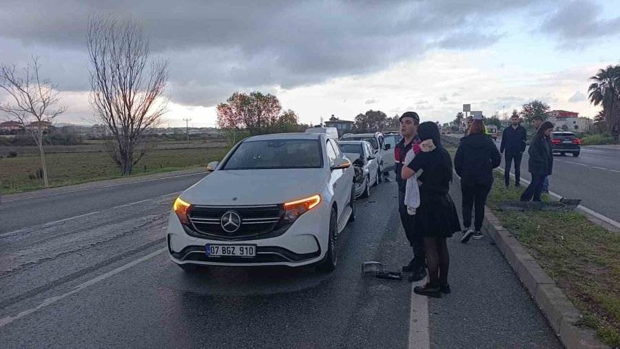 Kırmızı Işıkta Bekleyen Araçlara Çarpıp Olay Yerinden Ayrıldı: 4 Yaralı