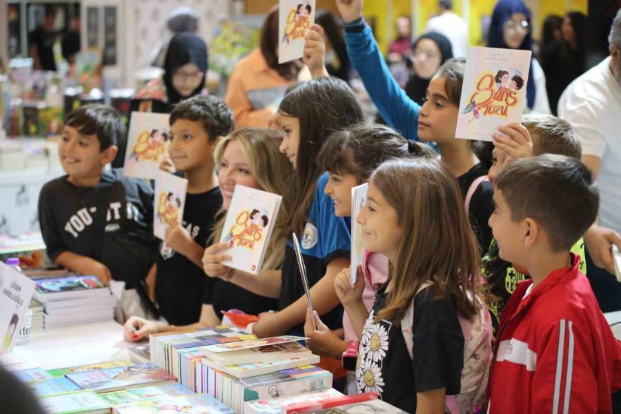 Edebiyat Tutkunları Antalya’da Buluşuyor